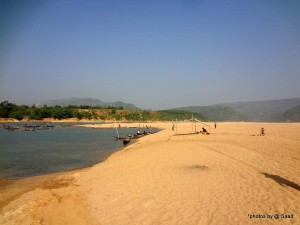 বিস্তীর্ণ সোনালী বালুময় "যাদুকাটা নদী"র তীর