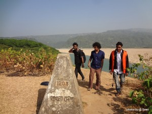 যাদুকাটা নদী পেড়িয়ে বারেকটিলার উপরে বাংলাদেশ-ভারত সীমানা